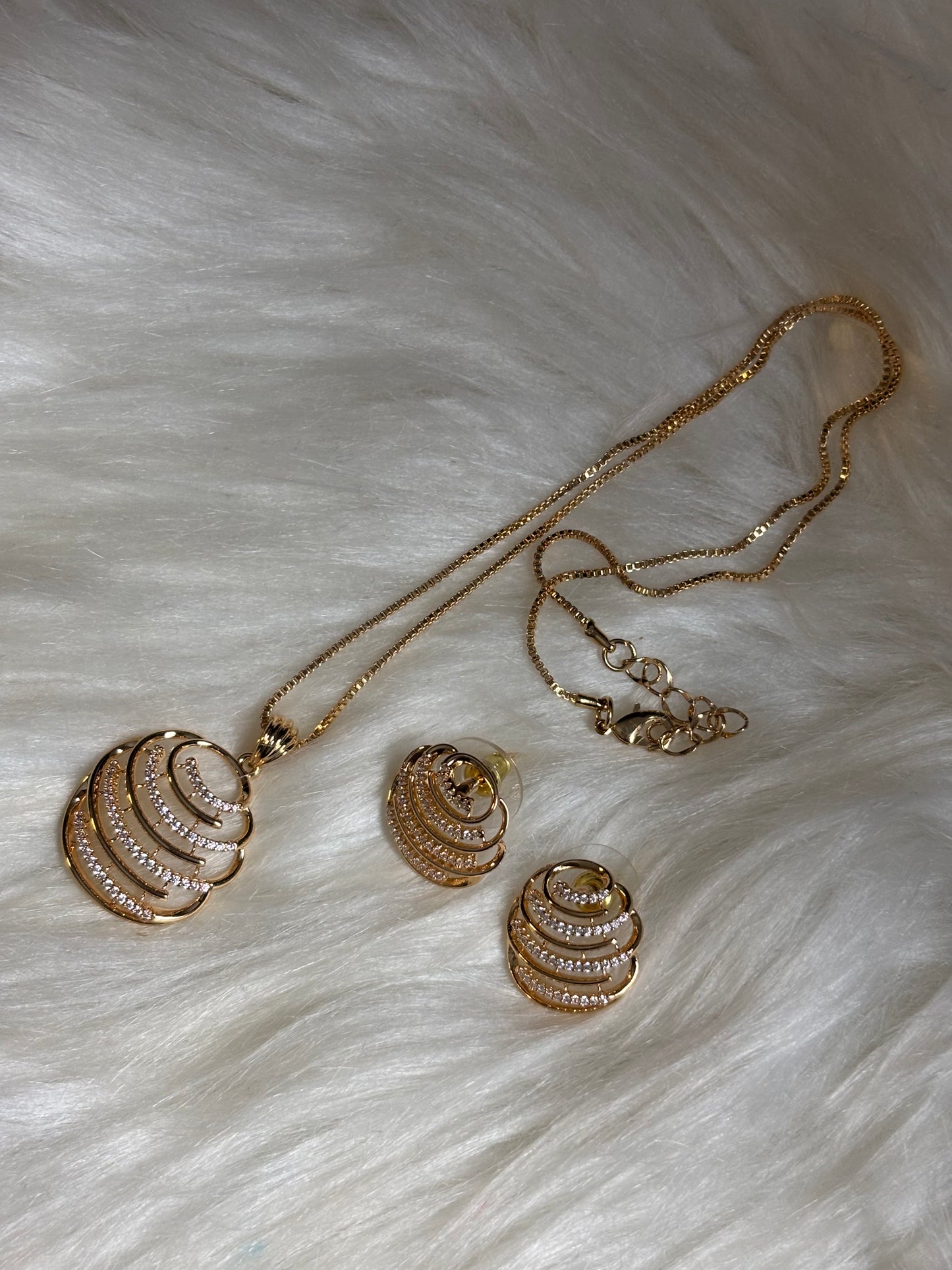 FMC984 - Tanishq Style Pendant Set