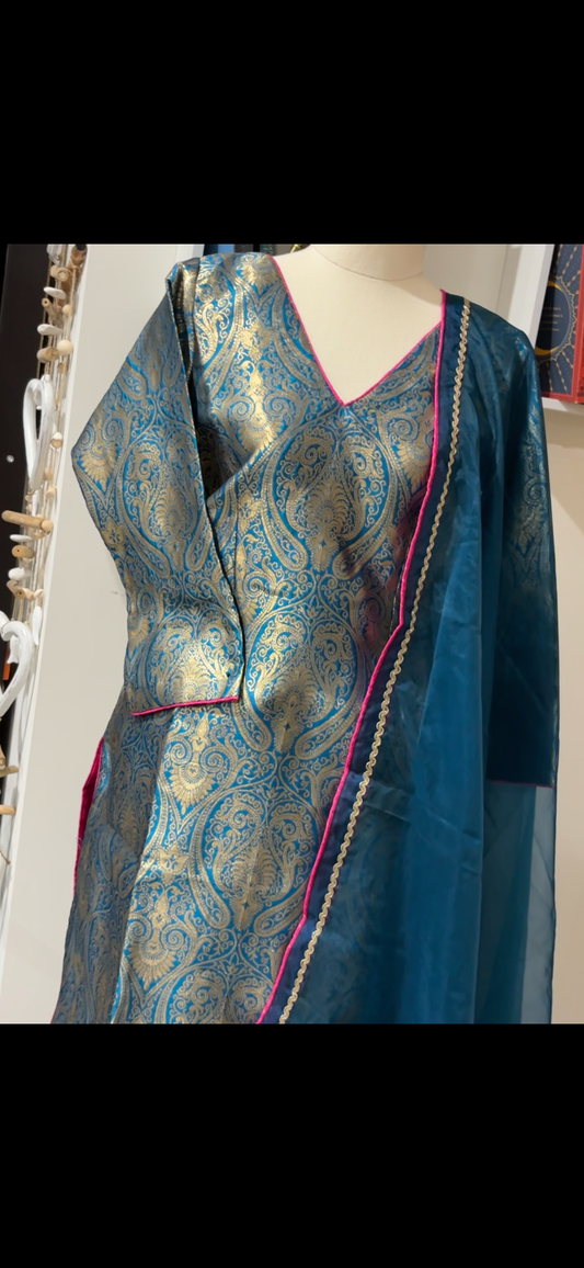 Kheen Khaab (Banarasi) Suit Set.