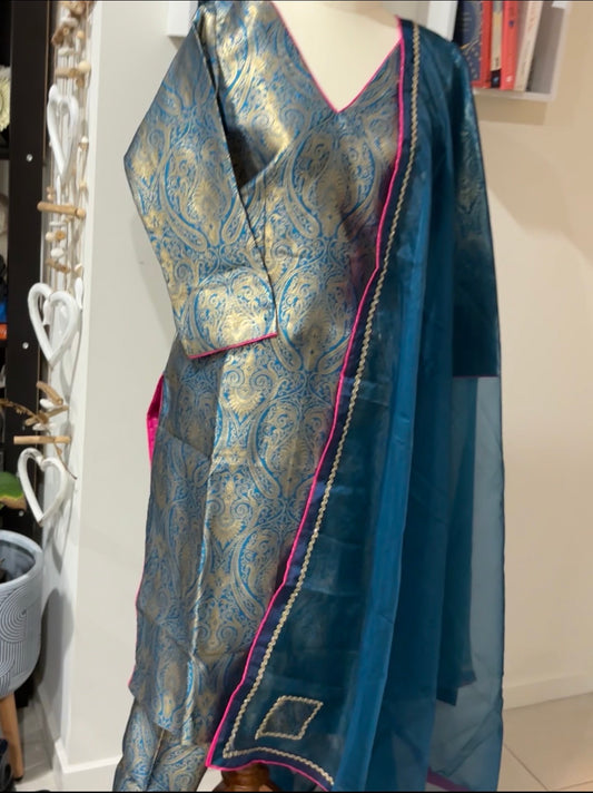 Kheen Khaab (Banarasi) Suit Set.