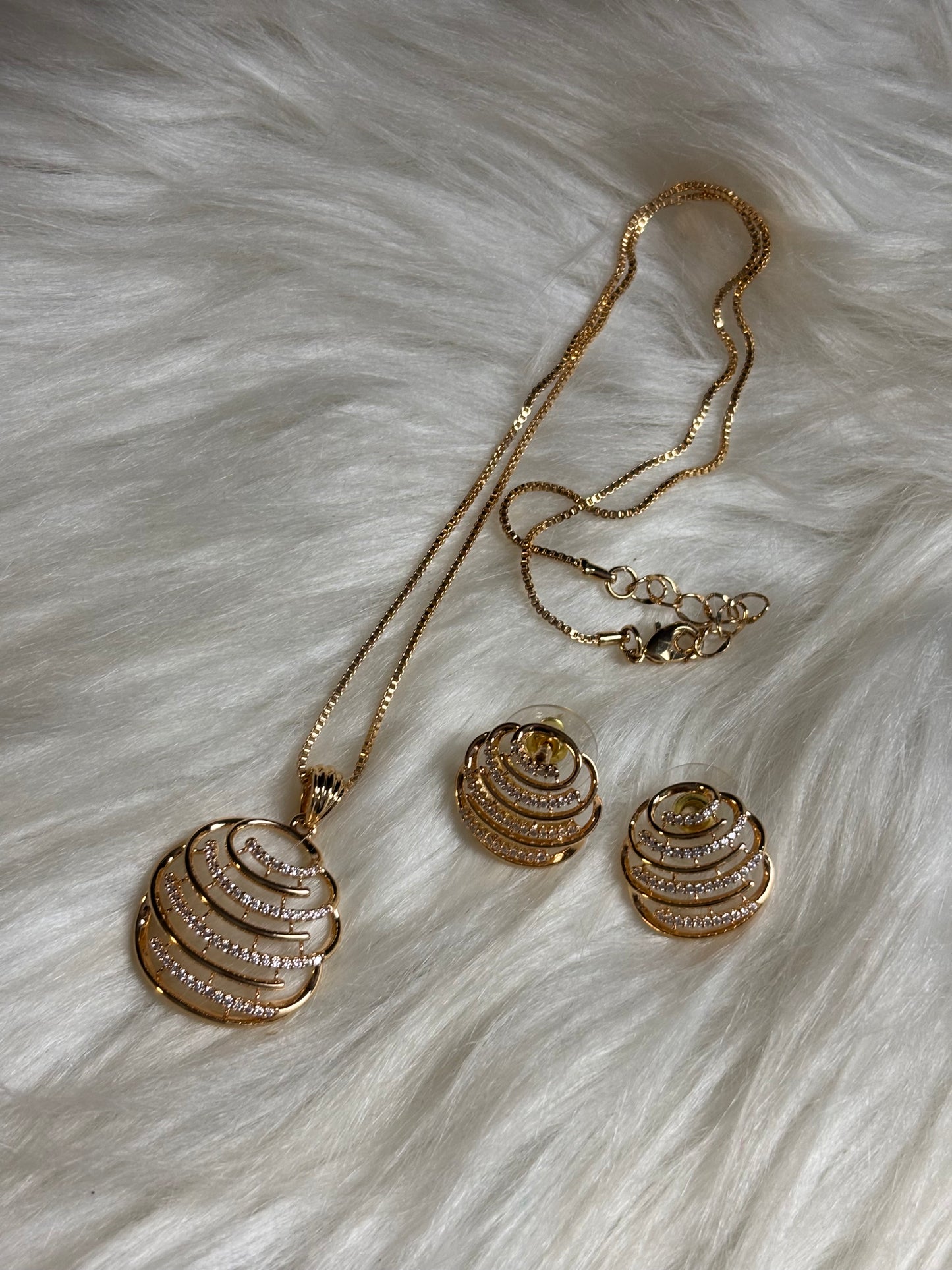 FMC984 - Tanishq Style Pendant Set